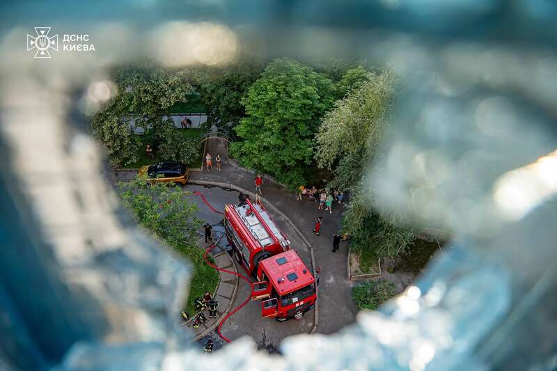 Сильный дым был на всех этажах: в Киеве бойцы ГСЧС во время тушения пожара в доме спасли пенсионерку. Фото и видео