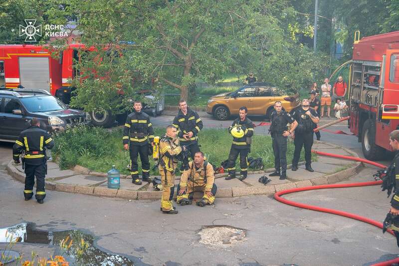Сильный дым был на всех этажах: в Киеве бойцы ГСЧС во время тушения пожара в доме спасли пенсионерку. Фото и видео