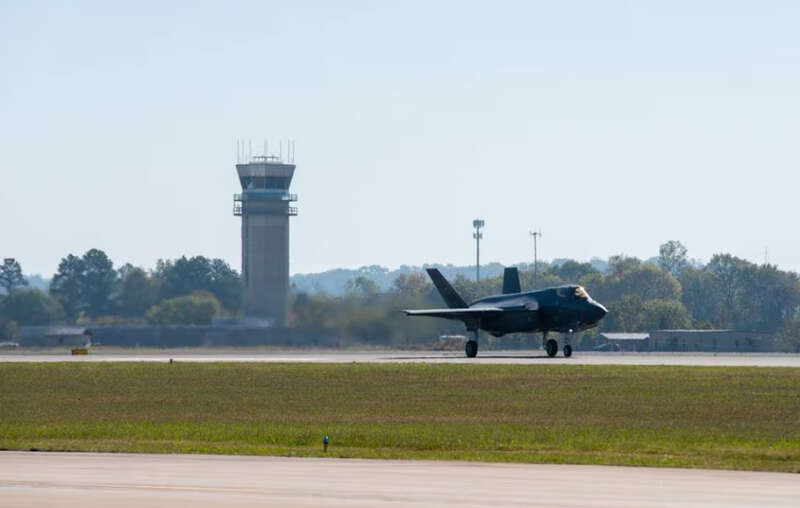 F-35A Lightning II приземляється на авіабазі Еббінг dqxikeidqxitkant