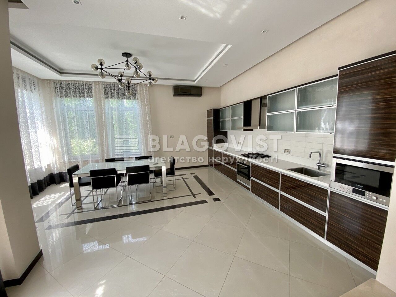 Територіально будинок знаходиться у селищі Козин.