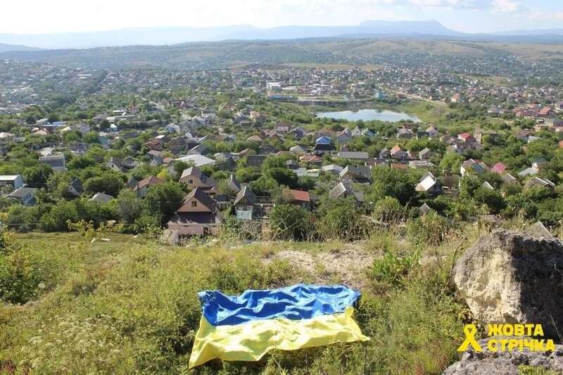 В окупованому Криму на вершині Петрівських скель підняли прапор України. Фото