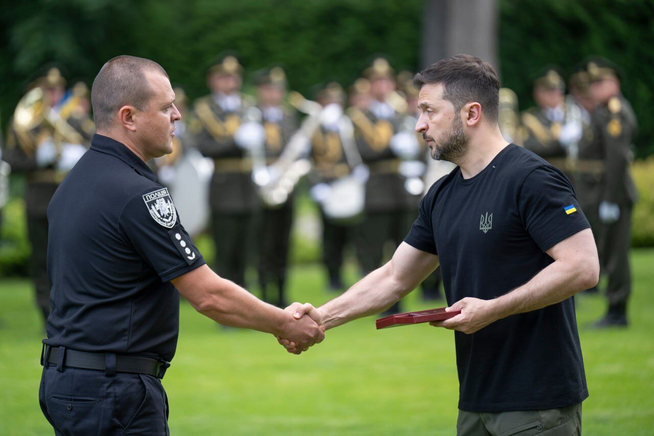 Зеленський вручив нагороди з нагоди Дня Конституції: хто отримав відзнаки. Фото і відео