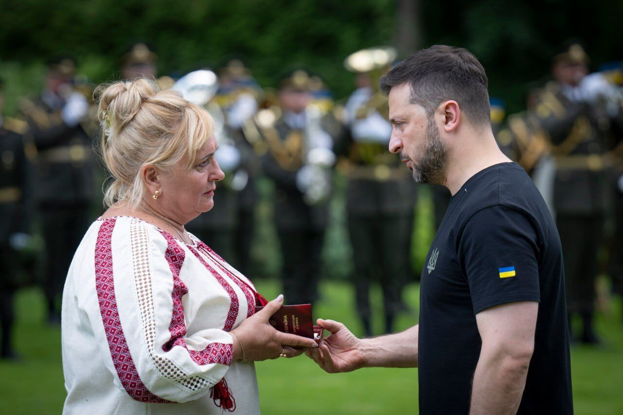 Зеленський вручив нагороди з нагоди Дня Конституції: хто отримав відзнаки. Фото і відео