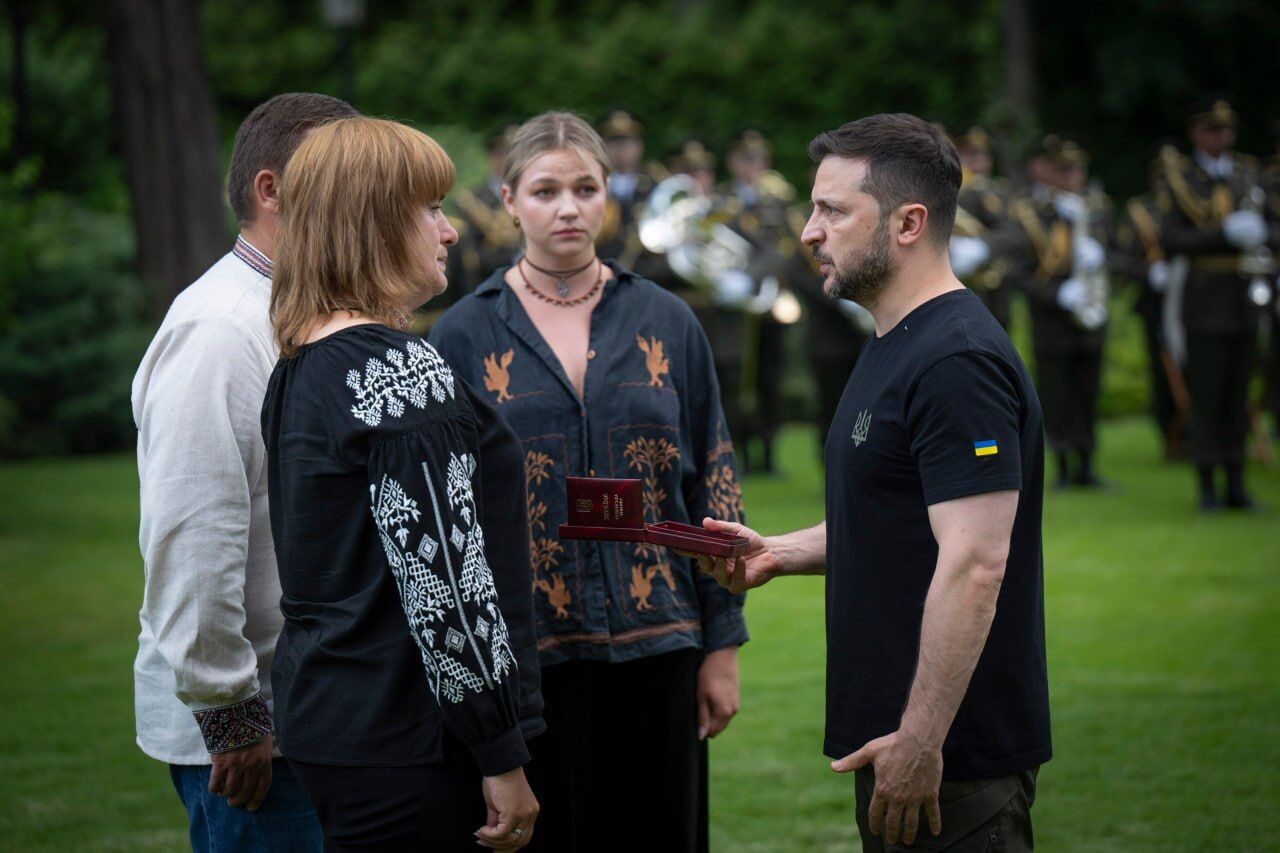 Зеленський вручив нагороди з нагоди Дня Конституції: хто отримав відзнаки. Фото і відео