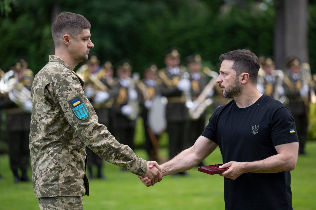 Зеленський вручив нагороди з нагоди Дня Конституції: хто отримав відзнаки. Фото і відео