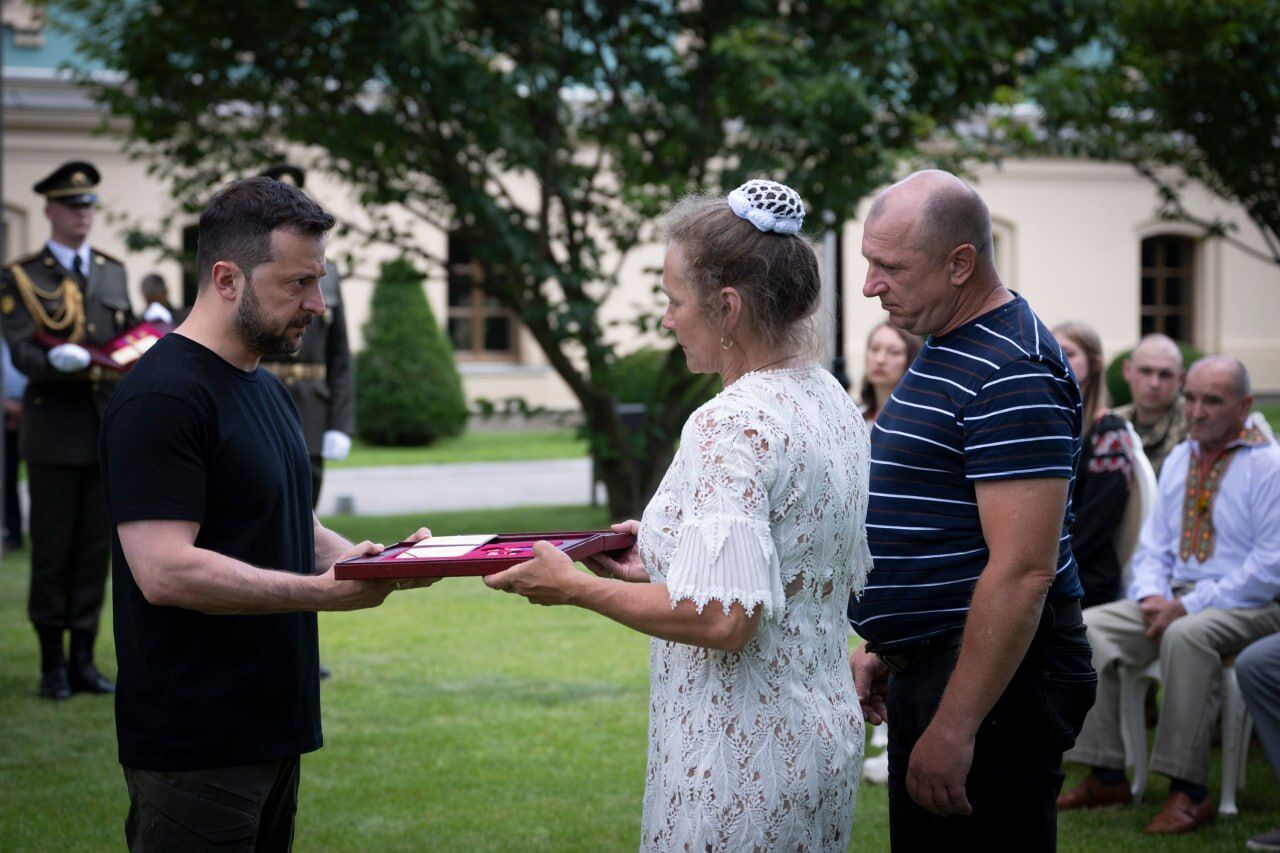 Зеленський вручив нагороди з нагоди Дня Конституції: хто отримав відзнаки. Фото і відео