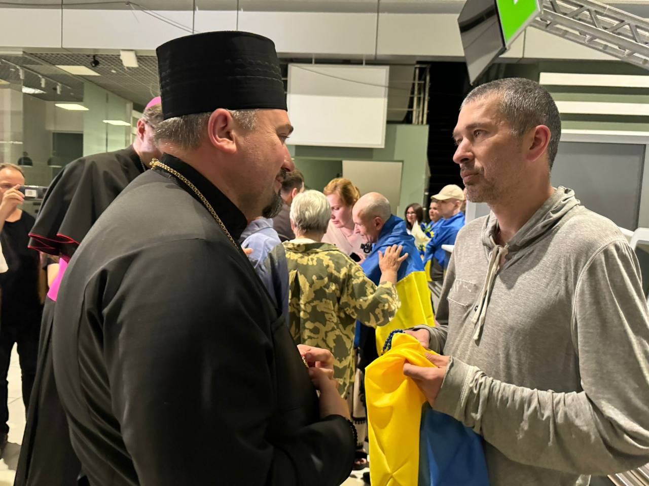 Зеленский показал фото освобожденных из плена 10 украинцев