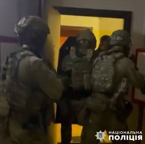 У Києві на Троєщині чоловік вночі підірвав гранату: вибухом пошкоджено 11 авто. Подробиці і фото dqxikeidqxidant