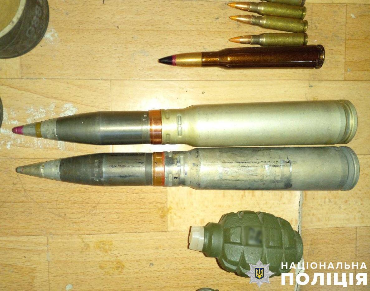 У Києві на Троєщині чоловік вночі підірвав гранату: вибухом пошкоджено 11 авто. Подробиці і фото