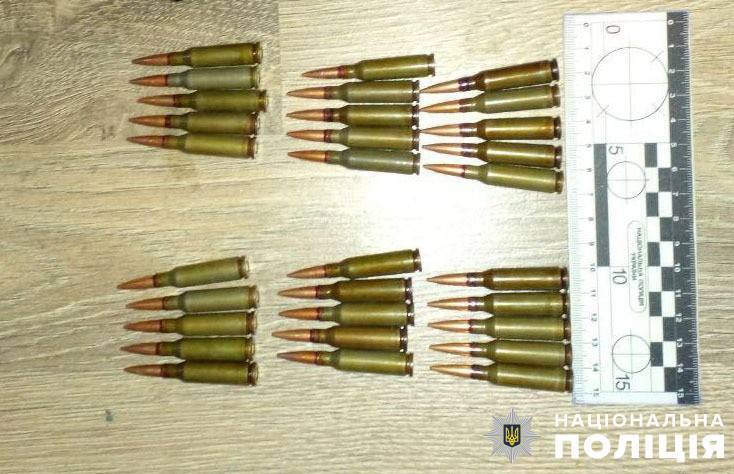 У Києві на Троєщині чоловік вночі підірвав гранату: вибухом пошкоджено 11 авто. Подробиці і фото