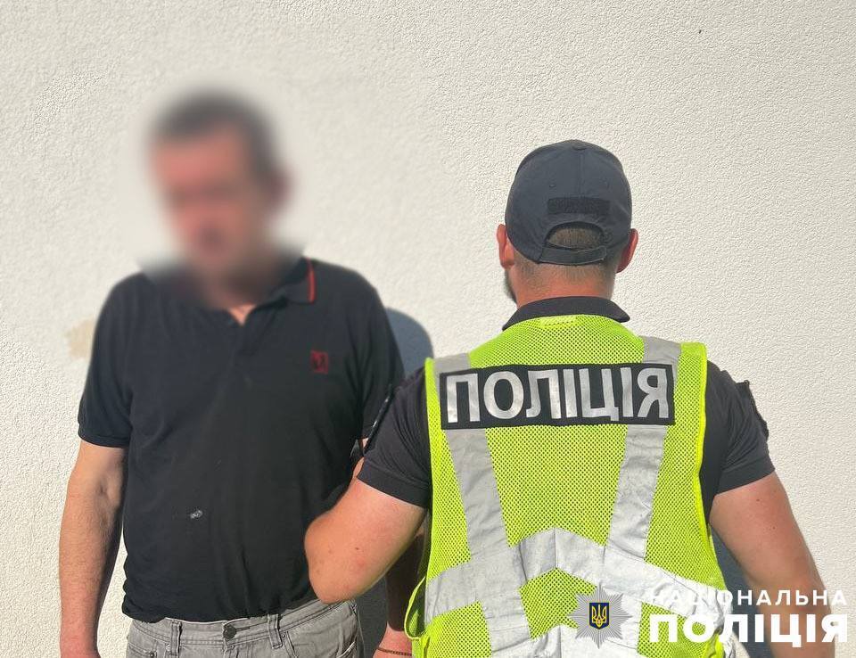 У Києві на Троєщині чоловік вночі підірвав гранату: вибухом пошкоджено 11 авто. Подробиці і фото