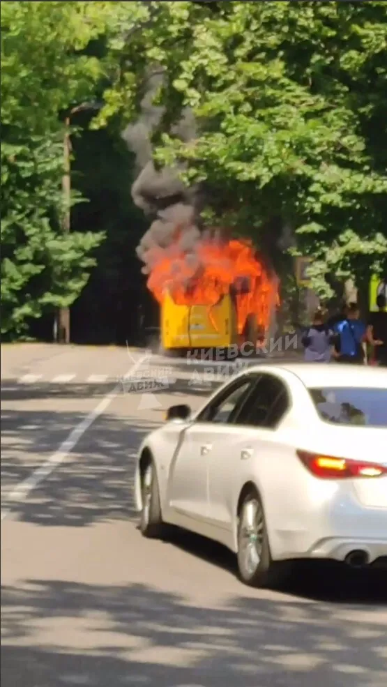 У Києві під час руху загорілась маршрутка. Подробиці, фото і відео dqxikeidqxitkant