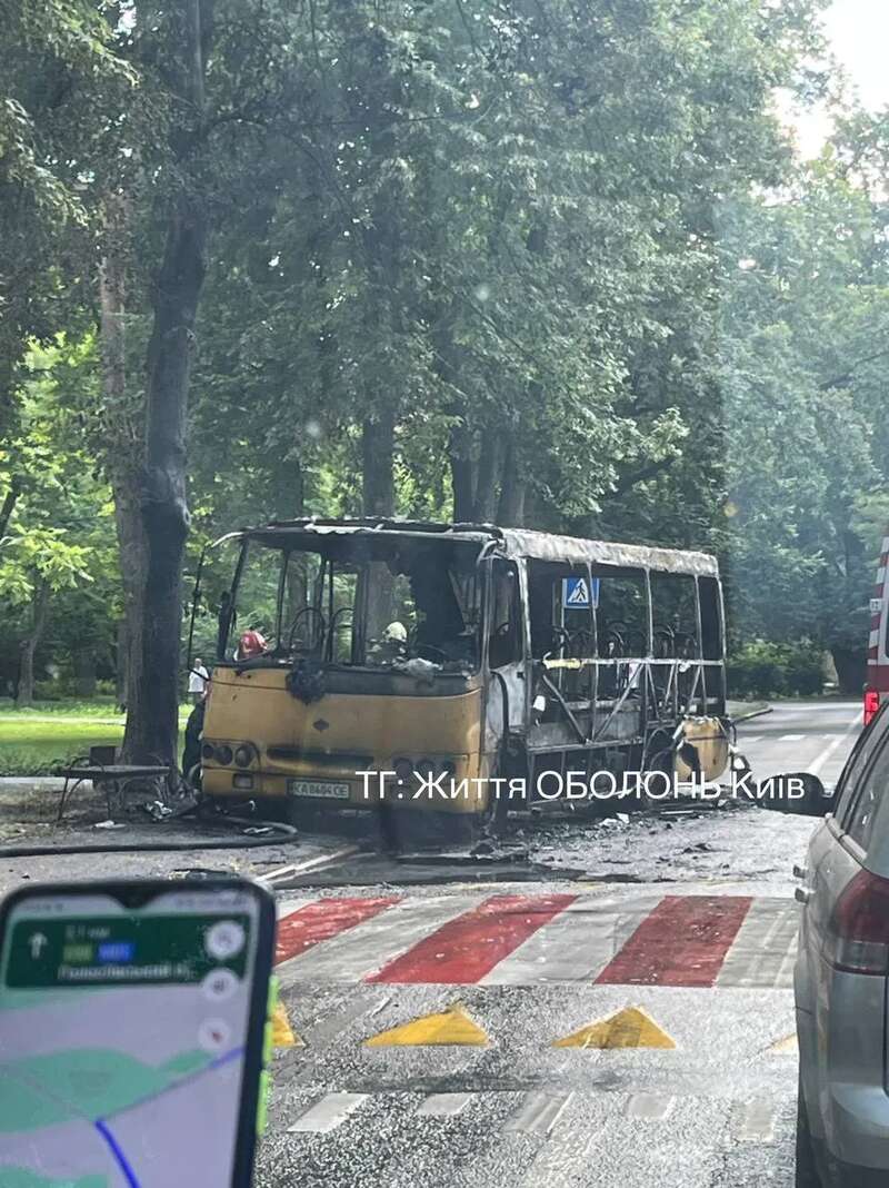 У Києві під час руху загорілась маршрутка. Подробиці, фото і відео