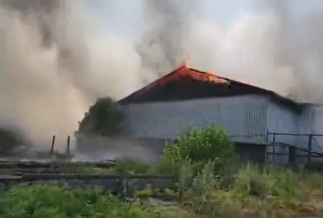 В Іркутській області РФ виникла масштабна пожежа на складі: приборкати полум’я не вдається. Відео