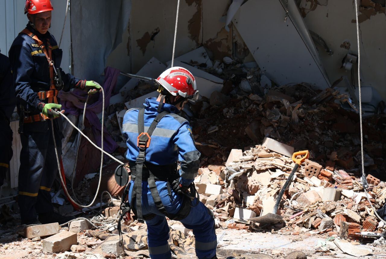 Россияне более 10 раз обстреляли Никопольщину: выгорело 2,5 га пшеницы, разрушения. Фото