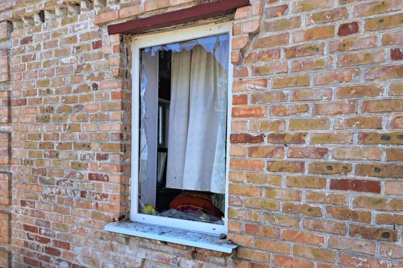 Россияне более 10 раз обстреляли Никопольщину: выгорело 2,5 га пшеницы, разрушения. Фото