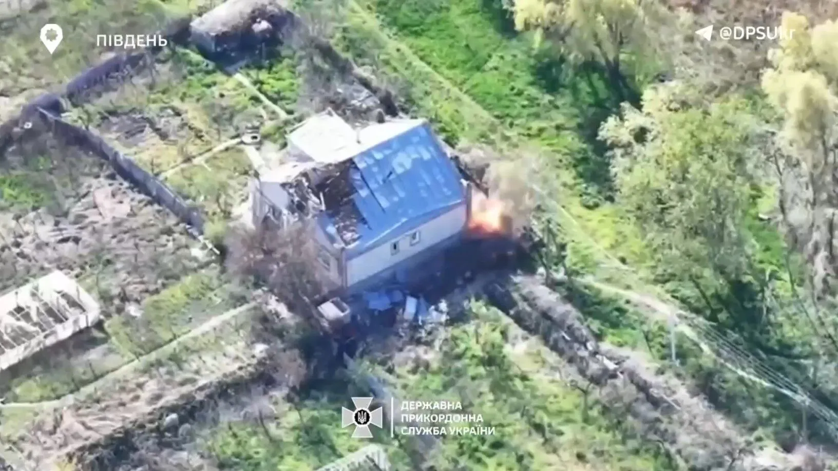 Били FPV-дронами: пограничники нанесли удар по позиции противника на юге и уничтожили систему связи. Видео