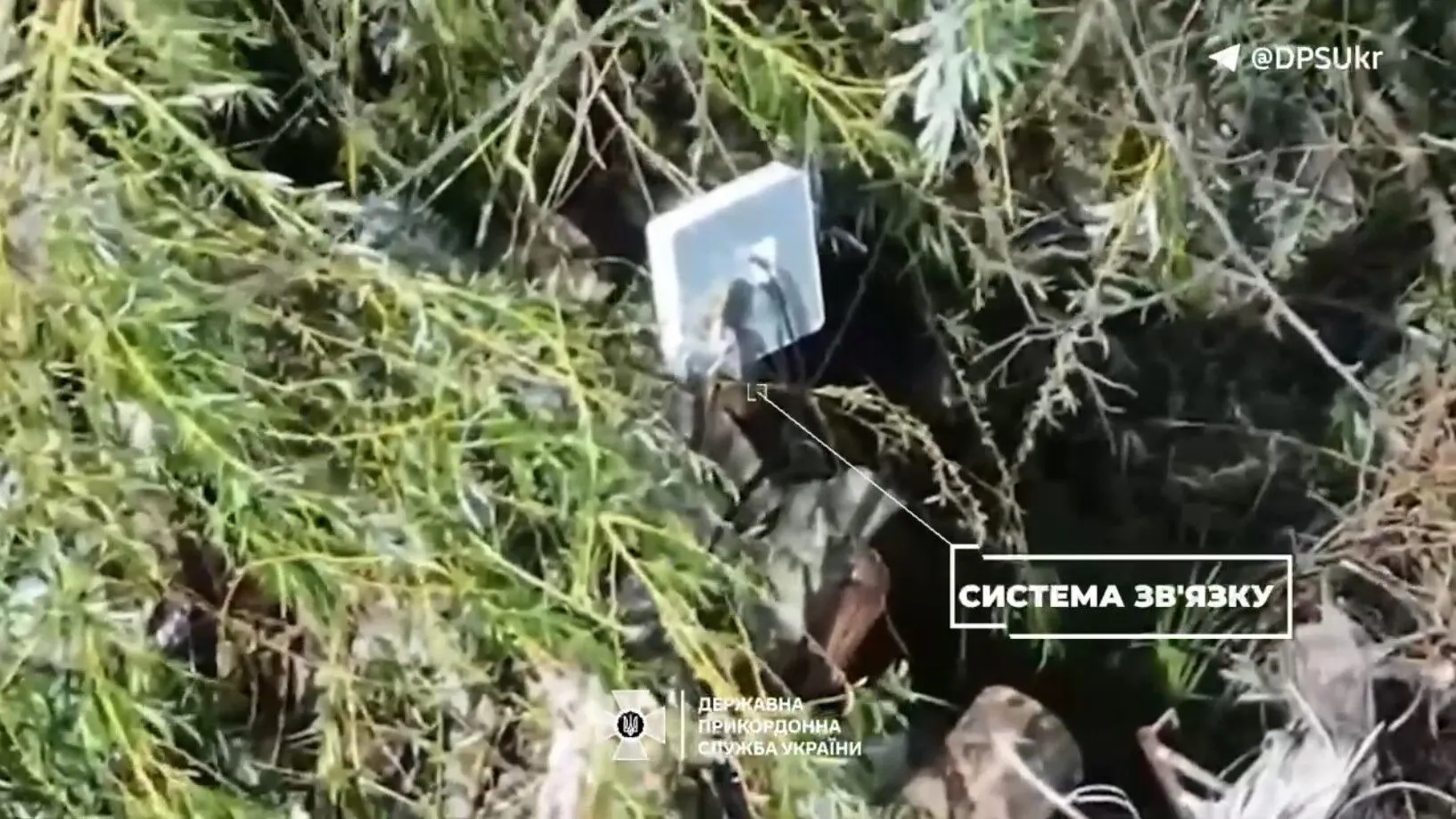 Били FPV-дронами: пограничники нанесли удар по позиции противника на юге и уничтожили систему связи. Видео