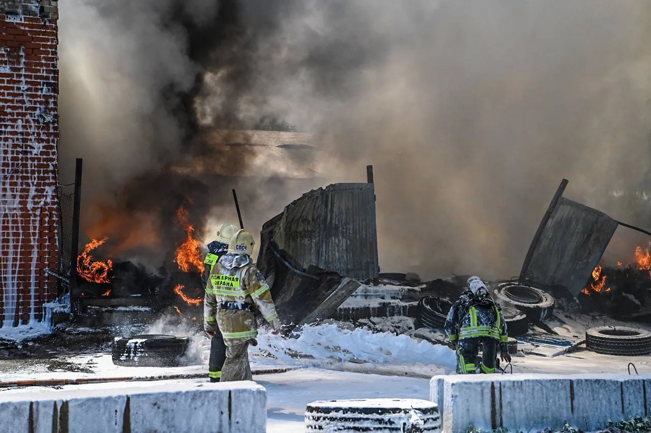 У Бєлгороді прогриміли вибухи, спалахнула пожежа: скаржаться на ракетну атаку. Фото і відео