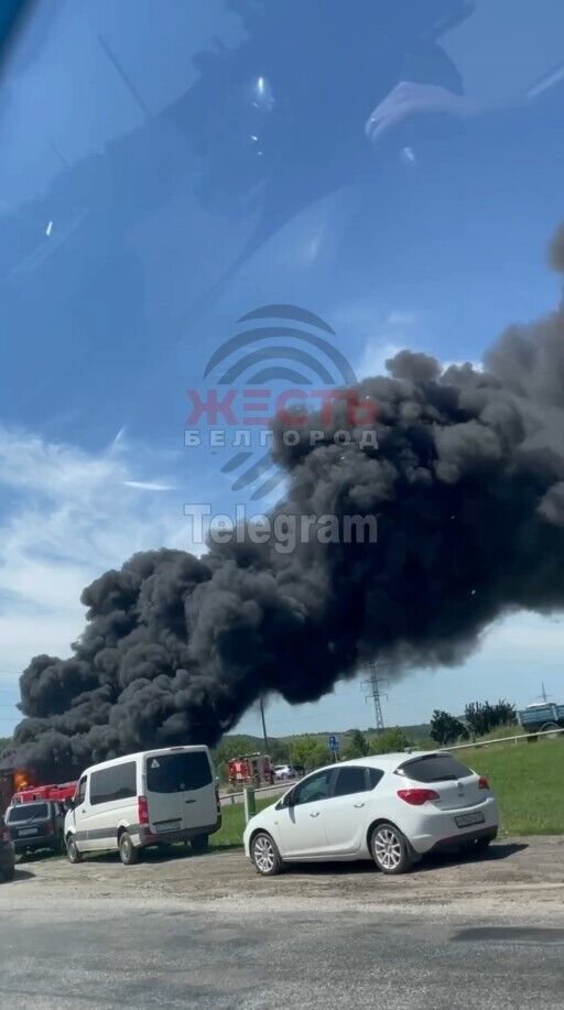У Бєлгороді прогриміли вибухи, спалахнула пожежа: скаржаться на ракетну атаку. Фото і відео