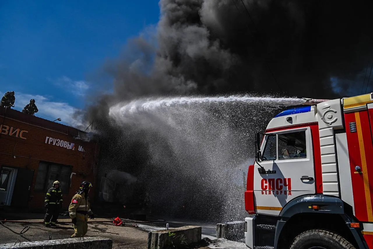 У Бєлгороді прогриміли вибухи, спалахнула пожежа: скаржаться на ракетну атаку. Фото і відео