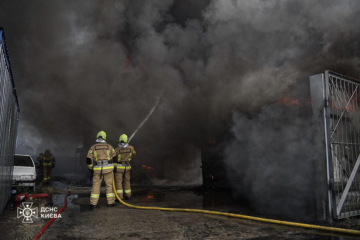 Пожарные на месте, работают над ликвидацией пожара / фото facebook.com/DSNSKyiv