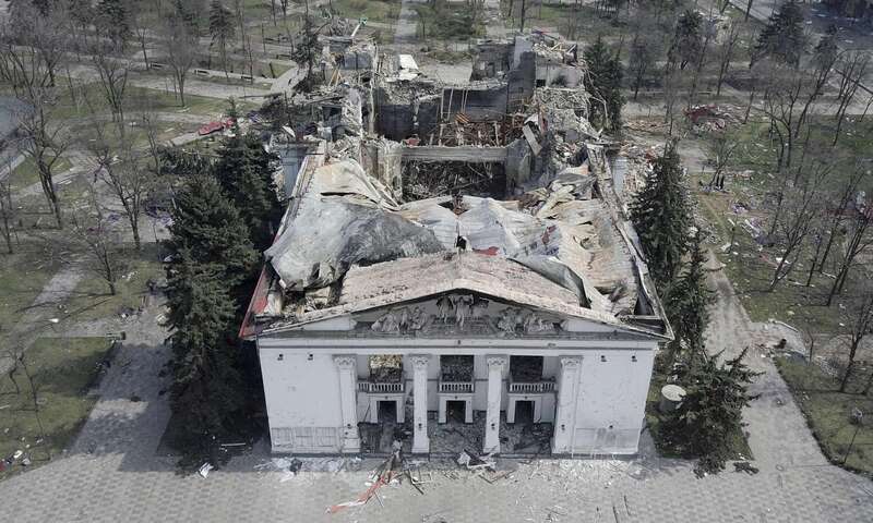 Razbomblennoe zdanie dramteatra в Маріуполі