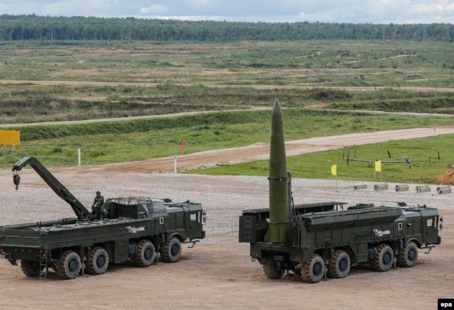 Российские ракетные комплексы Iskander-M способны нести ядерное оружие. Такие комплексы Россия разместила на территории Беларуси, а личный состав прошел соответствующие учения. dqxikeidqxiqxxant