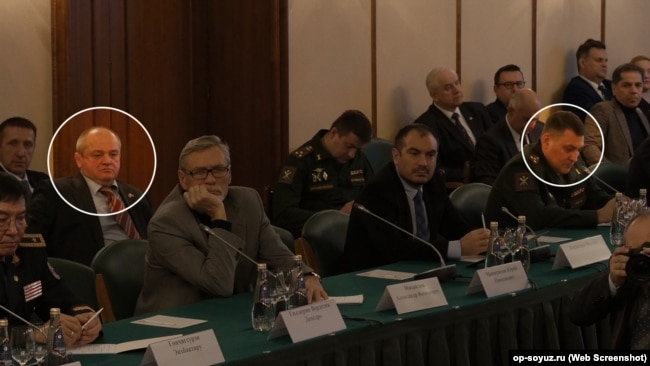 Виктор Крэйдич (слева), представитель главного военно-политического управления Минобороны РФ Сергей Гусев (справа)