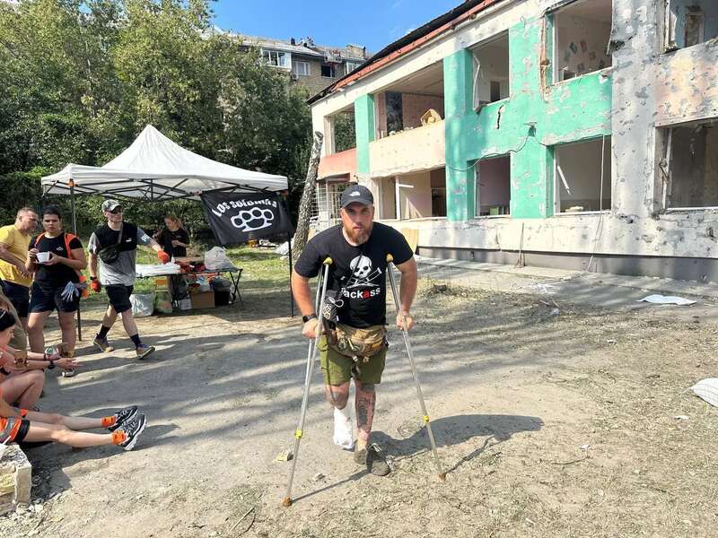 Потрібна допомога: у Києві активісти влаштували прибирання біля дитсадка, який постраждав від російського обстрілу. Фото dqxikeidqxitkant