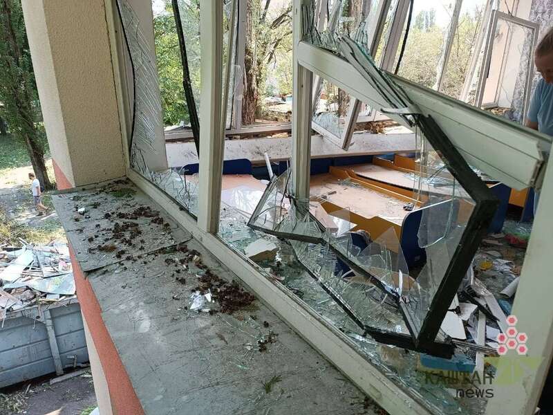 Потрібна допомога: у Києві активісти влаштували прибирання біля дитсадка, який постраждав від російського обстрілу. Фото