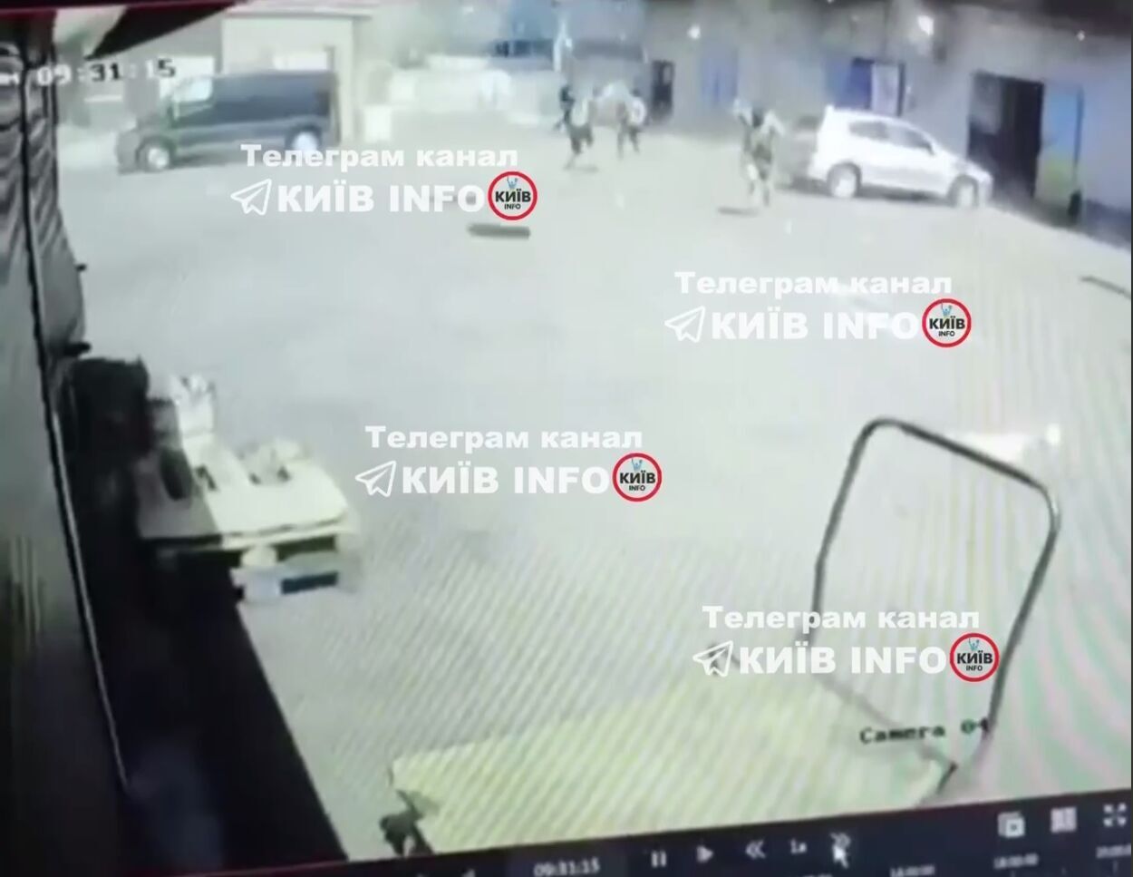 People ran away in panic: the moment rocket debris fell in Kyiv on July 8 was caught on video dqxikeidqxidant