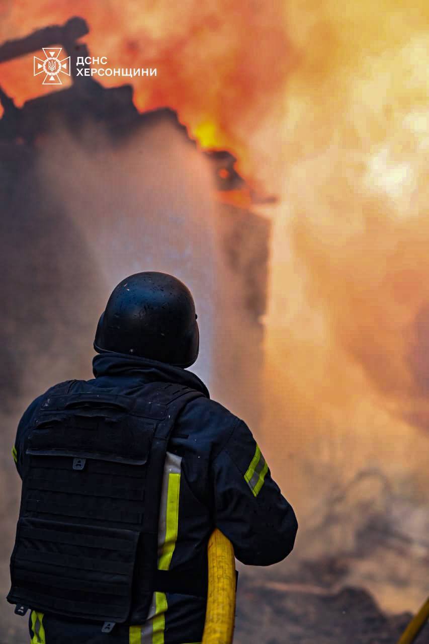 The Russians shelled a residential area of Kherson: five residential buildings caught fire. Photo