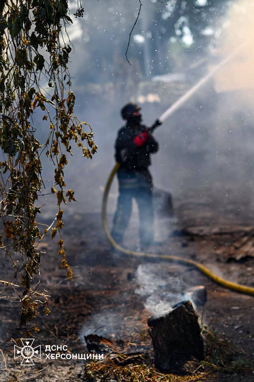 The Russians shelled a residential area of Kherson: five residential buildings caught fire. Photo dqxikeidqxitkant