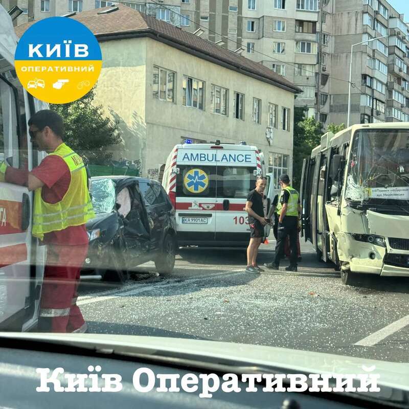 У Києві на Позняках зіткнулись легковик та маршрутка: на місці аварії помітили кілька dqxikeidqxitkant