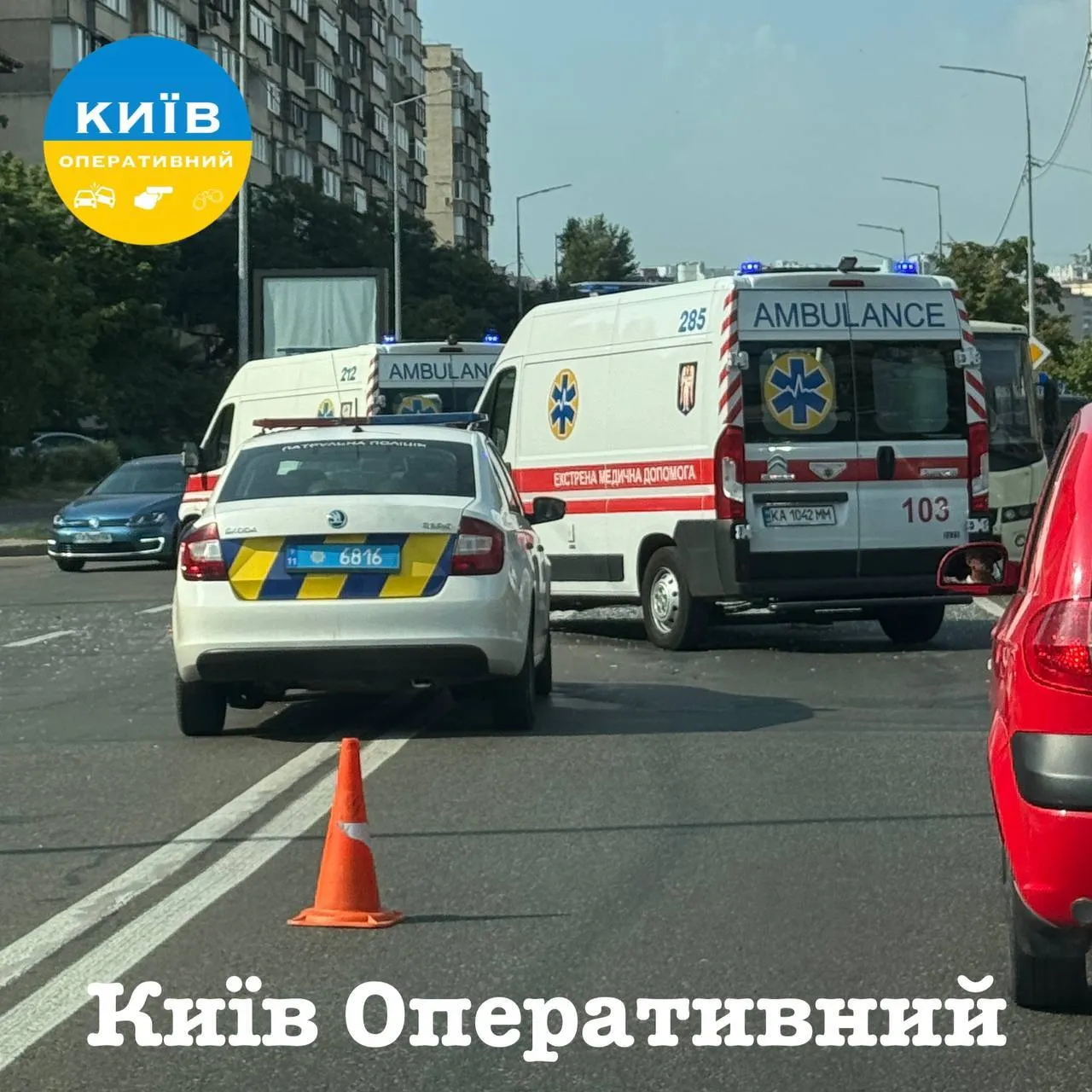 У Києві на Позняках зіткнулись легковик та маршрутка: на місці аварії помітили кілька