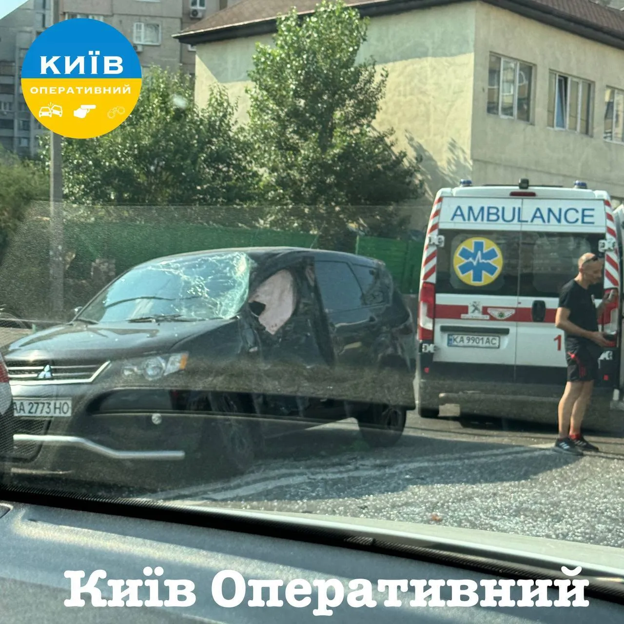 У Києві на Позняках зіткнулись легковик та маршрутка: на місці аварії помітили кілька