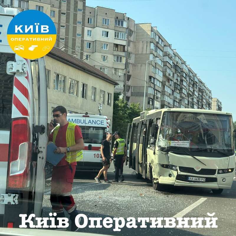 У Києві на Позняках зіткнулись легковик та маршрутка: на місці аварії помітили кілька