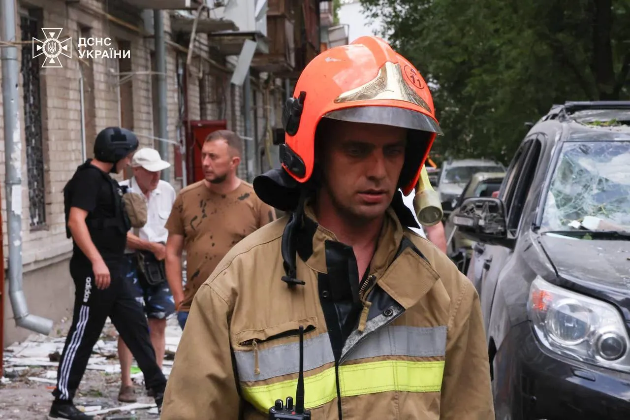 Росіяни обстріляли житловий район Миколаєва: влучили у дитячий майданчик, є загиблі та постраждалі. Фото