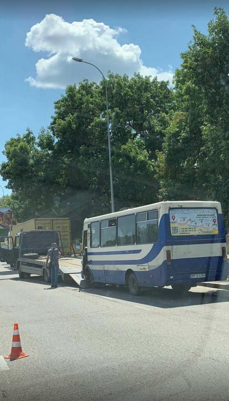 В Одесі маршрутка в’їхала у вантажівку. 13 людей зазнали поранень