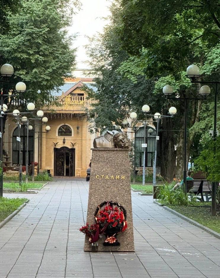 У російському Звенигороді кувалдою обезголовили бюст Сталіна: фото та відео dqxikeidqxiqqeant