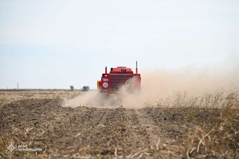 Як відбувається розмінування на Херсонщині: у ДСНС показали роботу сучасної машини MV-4. Фото та відео