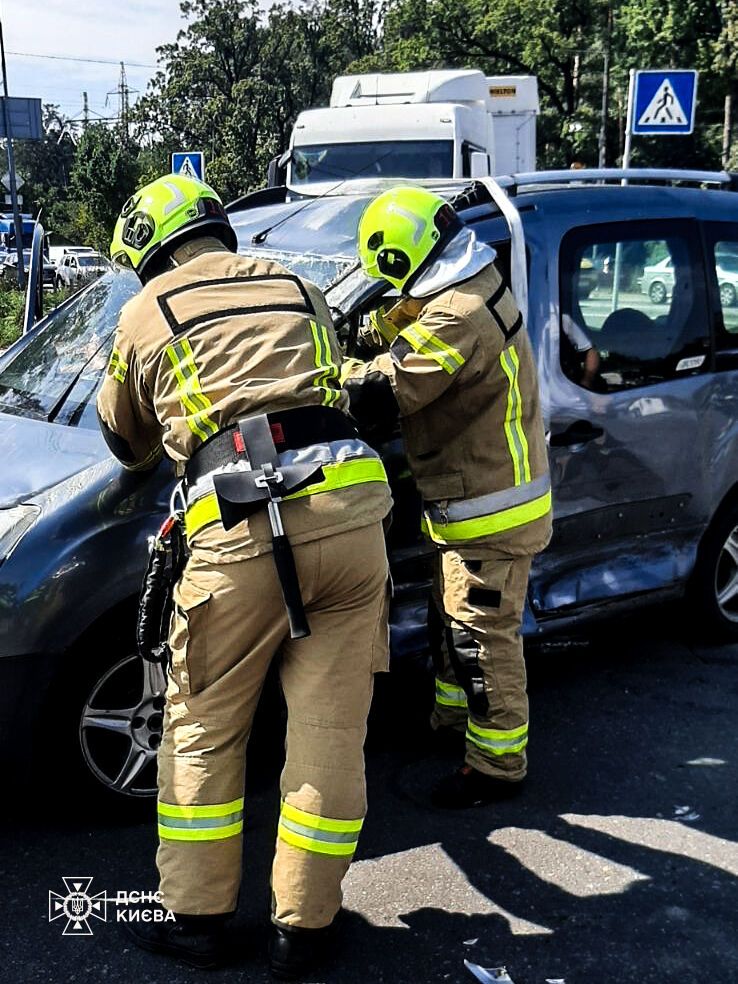 У Києві на Оболоні внаслідок ДТП перекинувся легковик. Подробиці, фото і відео