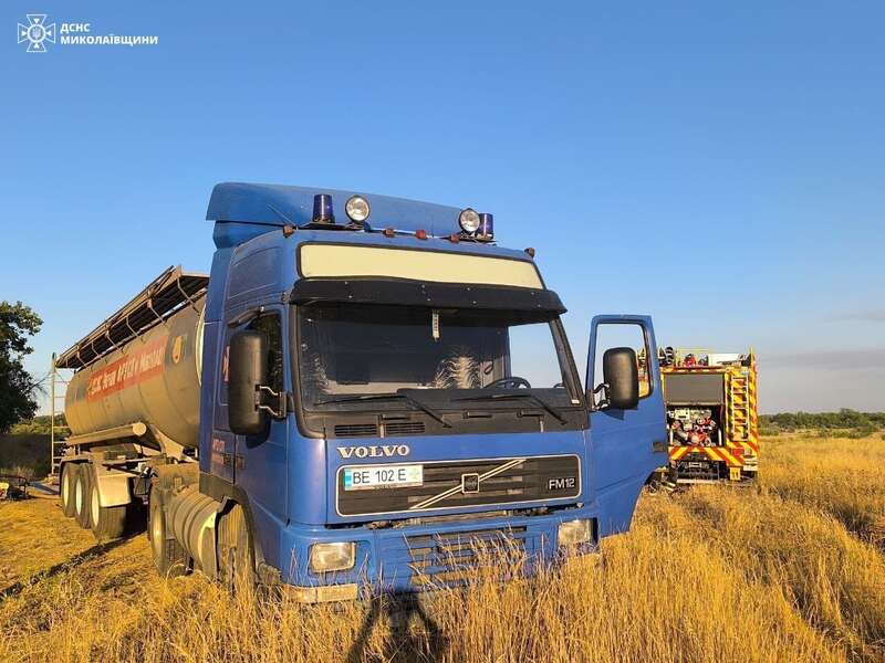 A large-scale fire continues near Nikolaev, and there is a threat of explosions. Photo