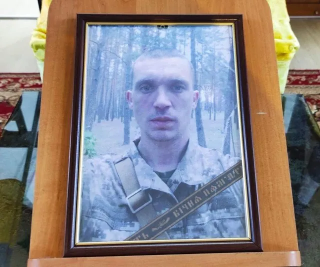 Без батька залишився п’ятирічний син: у Херсоні попрощались із загиблим на війні захисником. Фото dqxikeidqxitkant