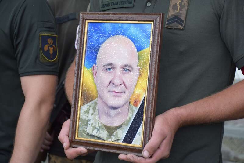 Віддав життя за Україну: на Хмельниччині попрощалися зі стрільцем, який загинув у боях на Запорізькому напрямку. Фото dqxikeidqxiqxxant