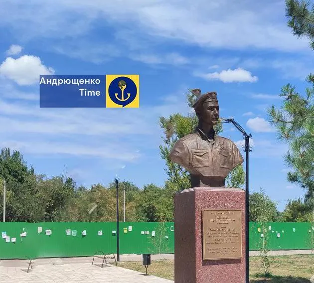 Окупанти в Маріуполі встановили пам’ятник вбивці місцевих жителів. Фото dqxikeidqxitkant