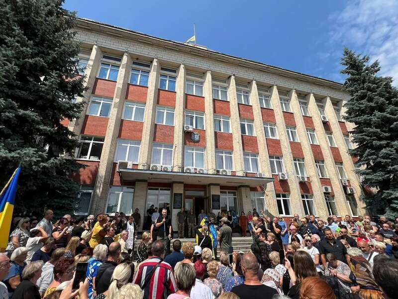 Люди собрались, чтобы провести нашего защитника dqxikeidqxitkant