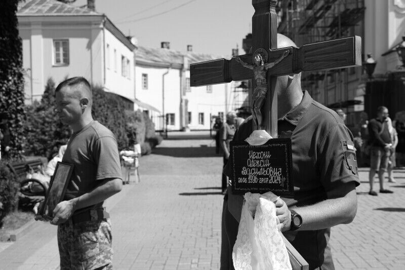 Йому назавжди буде 28: у Луцьку попрощалися з командиром мотопіхотного відділення, який загинув в боях за Україну. Фото dqxikeidqxiqqeant