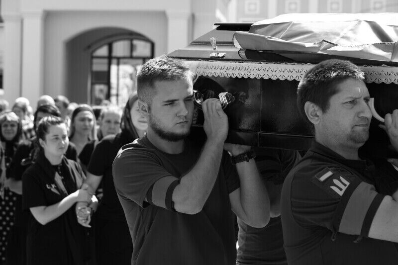 Йому назавжди буде 28: у Луцьку попрощалися з командиром мотопіхотного відділення, який загинув в боях за Україну. Фото